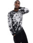 Фото #2 товара ASOS DESIGN relaxed knitted jumper in black with tie dye pattern