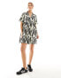 ASOS DESIGN smock mini shirt dress with revere collar mono abstract print ABSTRAKTER PRINT IN SCHWARZ-WEISS, 46 - фото #2