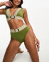 Фото #1 товара River Island – Hoch geschnittene Bikinihose in Khaki mit Gummiband und Schnallendetail