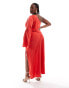 Фото #2 товара ASOS DESIGN Curve – Schulterfreies, asymmetrisches Satin-Maxikleid in Rot