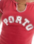 Фото #4 товара Daisy Street – Kurzes T-Shirt mit eingekerbter Vorderseite und „Porto“-Grafik