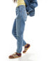 Levi's high waisted mom fit workwear jeans in mid blue Голубой, W25 L27 - фото #4