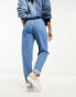 ASOS Design – Mom-Jeans in Mittelblau mit Paperbag-Taille