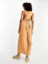 ASOS DESIGN – Midi-Sommerkleid aus kamelbraunem Kräuselstoff mit tiefem Ausschnitt, Wickeldetail in der Taille und Bindeband mit Fransen