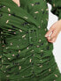 ASOS DESIGN – Gemustertes Minikleid in Grün mit gerafftem Rock, Gürtel und tiefem Ausschnitt