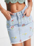 Фото #3 товара Miss Selfridge floral embroided denim skirt in mid wash