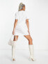 Nike – Essential – T-Shirt-Kleid in Weiß mit kleinem Swoosh-Logo