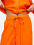 ASOS DESIGN Petite Exclusive – Modal-Pyjama aus Hemd und Hose in Orange mit farblich abgesetzter Paspelierung