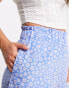 Monki relaxed shorts with elasticated waist in bright hibiscus floral Hibiskusmuster in Blau und Rosa, S - EU 38-40 - фото #4