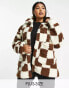 Фото #2 товара Wednesday's Girl Curve boxy oversized coat in check fluffy borg