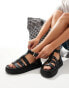 Bershka – Römersandalen in Schwarz mit flacher Plateausohle