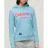 Фото #1 товара Толстовка Superdry с ярким радужным логотипом на груди, модель Tonal Rainbow Core Logo, Air Blue, для женщин, универсальный цвет, для спорта и отдыха, одежда, обувь и аксессуары.