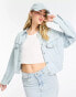 Фото #1 товара Levi's Featherweight trucker denim jacket in light blue wash