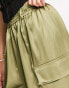 Flounce London – Satin-Cargohose in Khaki mit weitem Schnitt