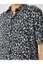 Фото #15 товара Рубашка Koton с коротким рукавом и минималистическим абстрактным принтом.