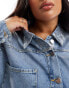 Фото #3 товара In The Style Plus silver foil detail crop denim jacket in light blue