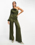 TFNC – Satin-Jumpsuit in Olivgrün mit One-Shoulder-Ärmel