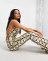 ASOS DESIGN – Neckholder-Jumpsuit mit ausgestelltem Bein und geometrischem Muster geometrisches Muster, 46 - фото #3