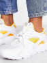 Фото #3 товара Nike Air Huarache trainers in white and university gold