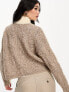 Vero Moda – Hochgeschlossener Zopfstrickpullover in Creme und Braun mit geteiltem Design