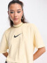 Nike – Kurzes T-Shirt aus Frottee in Blassvanille mit mittelgroßem Swoosh-Logo und Stehkragen
