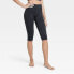 Фото #1 товара Women's Seamless High-Rise Capri Leggings - JoyLab™ Black S