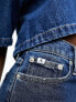 Фото #3 товара Джинсы женские Calvin Klein Jeans – Мом-джинсы в темной стирке