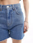 Tommy Jeans ultra high denim mom shorts in mid wash W28 - фото #8