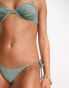 Reclaimed Vintage – Verstellbarer Bikinitanga in Khaki mit Lochmuster