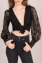 Фото #4 товара Женская блузка с длинным ажурным рукавом и завязанным бюстье - черная Factory Price