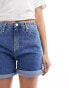 Фото #5 товара Calvin Klein Jeans mom denim shorts in mid wash