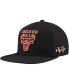 Фото #1 товара Mitchell Ness Men's Black Chicago Bulls Core Snapback Hat