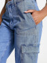 Bershka – Weite Cargo-Jeans in Mittelblau mit hohem Bund und Kontrastnähten