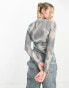 Weekday Blur long sleeve mesh top in mono abstract mesh print Schwarz-weißes Pinselmuster, XS - EU 34 - фото #4