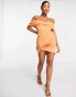 Фото #3 товара ASOS DESIGN Petite – Schulterfreies Minikleid in Apricot mit Ziernähten und verdrehtem Saum