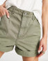 ASOS DESIGN Tall – Lässige Mom-Shorts in verwaschenem Khaki Зеленый, 32 - фото #4