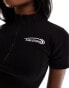 Фото #2 товара Kaiia studio ribbed quarter zip logo top in black