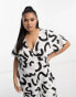 Фото #4 товара Vero Moda Curve wide leg jumpsuit in mono abstract print