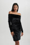 Bodycon Omuzu Açık Uzun Kollu Velur Siyah Mini Elbise B4374ax23au
