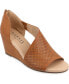 ფოტო #2 პროდუქტის Women's Aretha Perforated Peep Toe Wedge Sandals