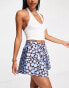 ASOS DESIGN – Ausgestellte Shorts mit blauem Blumenmuster