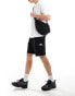 Фото #1 товара The North Face logo pocket shorts in black