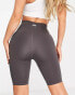 Фото #3 товара ASOS 4505 – Icon – Leggings-Shorts in Anthrazit mit formendem Detail am Po, 20 cm Schrittlänge