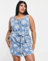 Фото #4 товара Urban Bliss Plus tie waist denim dress in daisy print