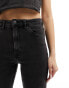 Stradivarius – Schmal geschnittene Mom-Jeans mit Stretchanteil in Schwarz