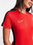 Nike Football – Academy Dri-FIT – T-Shirt in Rot mit Bahneneinsatz