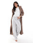 Фото #1 товара Loungeable – Maxi-Bademantel in Schokoladenbraun aus kuscheligem Teddy-Fleece mit Kapuze