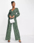 Фото #1 товара ASOS DESIGN – Langärmliger Jumpsuit aus strukturiertem Krepp mit Leopardenmuster und Knopfverschluss auf der Rückseite