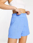 Monki – Hoch taillierte Shorts in Blau mit elastischem Bund