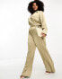 Фото #1 товара Pretty Lavish Curve – Utility-Jumpsuit in Champagner aus Satin mit Kragen